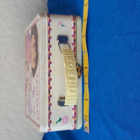 2005 Dora the Explorer tin box metal lunch box Beauty in Bloom - Picture 6 of 8